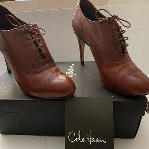 Cole Hann beautiful lase-up Oxford outfitted with concealed Nike Air cushioning